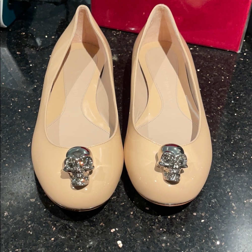 Alexander Mqween nude flats